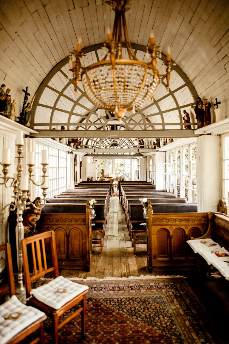 LADÜ La Düsseldorf Kapelle Boho Vinatge Kronleuchter Holzbänke Hochzeit, Freie Trauung