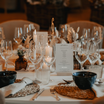 hochzeit tisch dekoration personalisiert